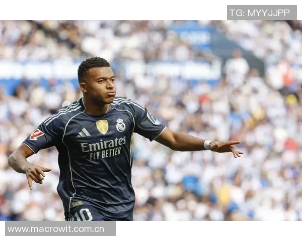 姆巴佩场边怒斥裁判四官要求专注比赛不应分心他人