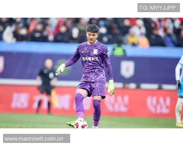 中国球迷李云赛后与李昊亲密互动展现温暖友情与宠溺之情